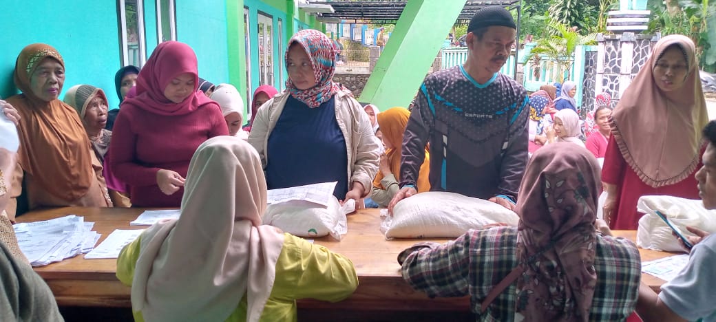 Pemdes Talagasari Membagikan Beras Untuk 853 KK