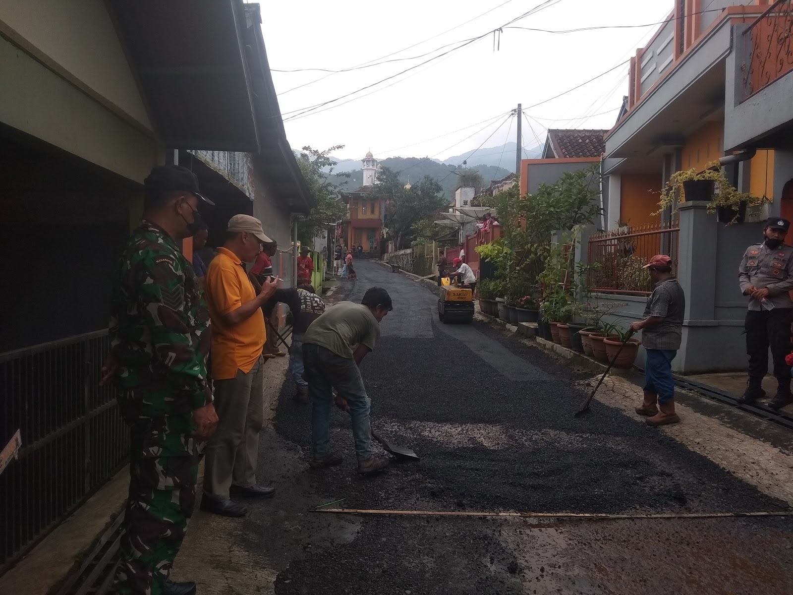 Pemdes Tanjungsiang Laksankan Hotmik Jalan Kampung Cibeureum Dan Cikembang