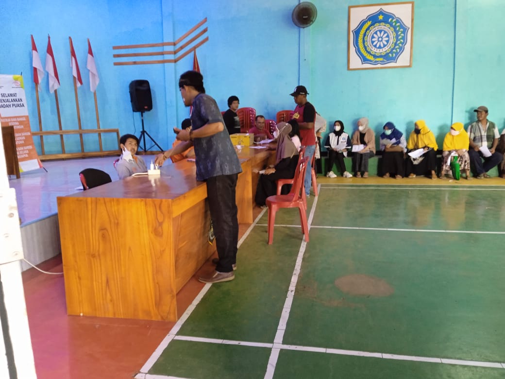 Pemdes Wantilan Salurkan BPNT dan Migor kepada KPM