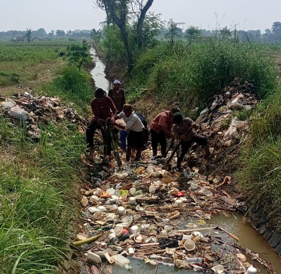 Pemerintah Desa Batursari Dawuan Bersama Warga Bersih -Bersih Sungai