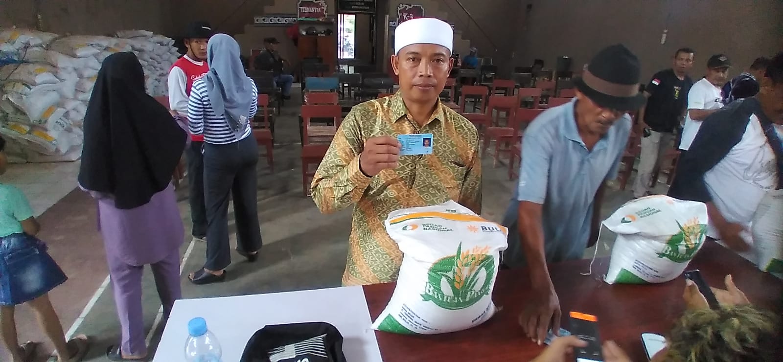 Pemerintah Desa Tanjung Sari Barat Salurkan Bantuan Pangan Beras 10Kg Kepada Warga