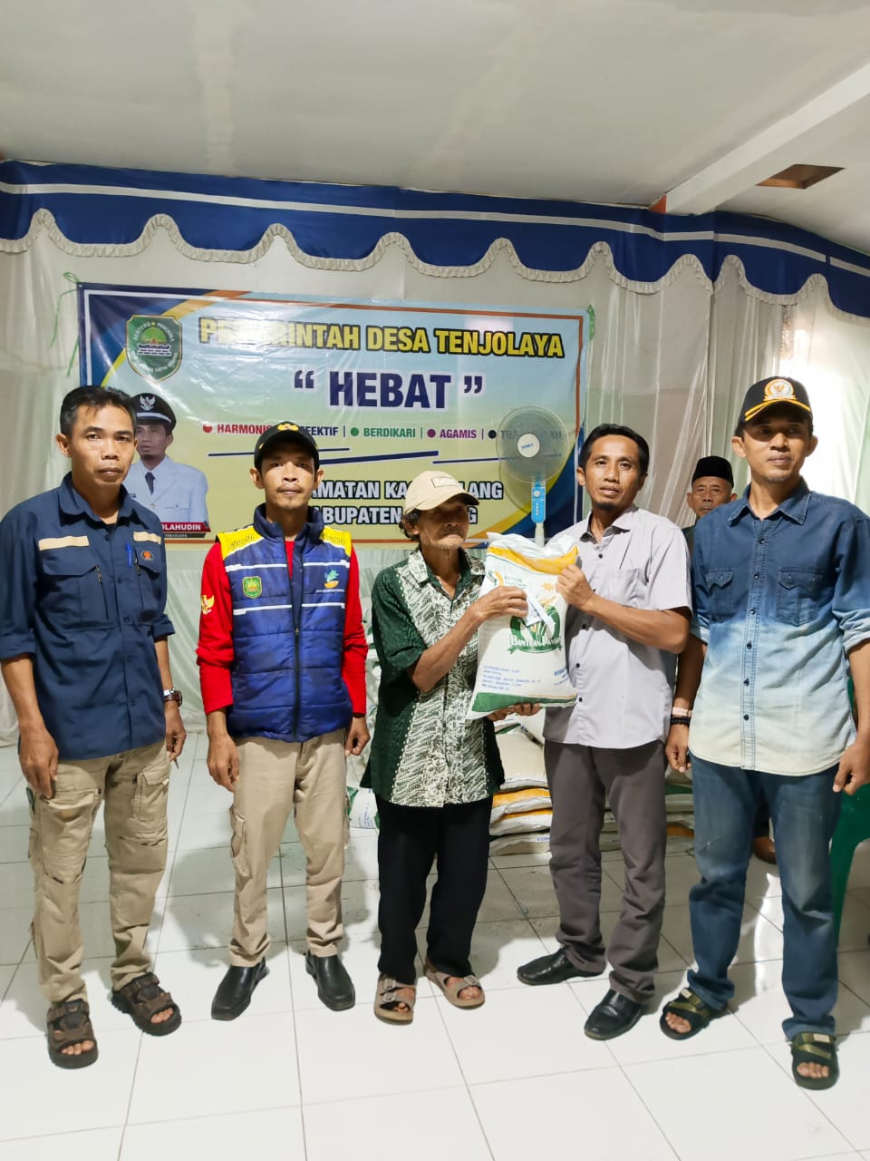 Pemerintahan Desa Tenjolaya Realisasikan Bantuan Pangan Beras 10 kg Kepada 1012 KPM