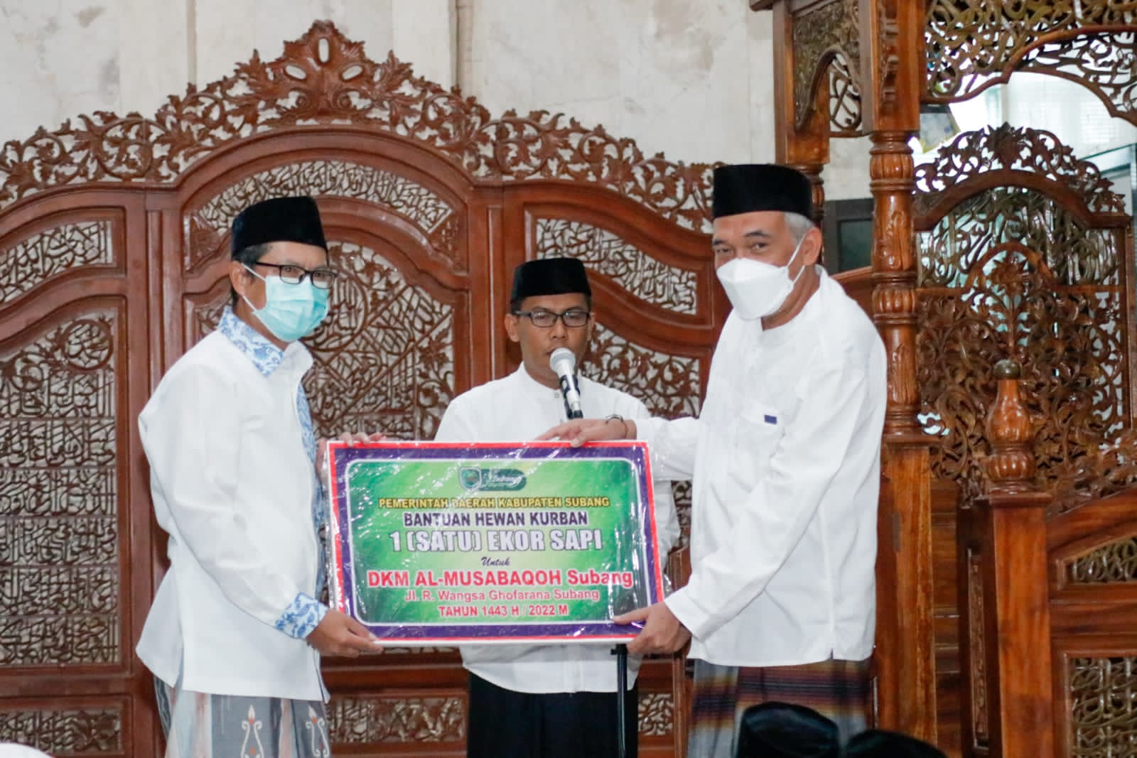 Pemkab. Subang Di Idul Adha Ini  menyerahkan sebanyak 5 ekor Sapi