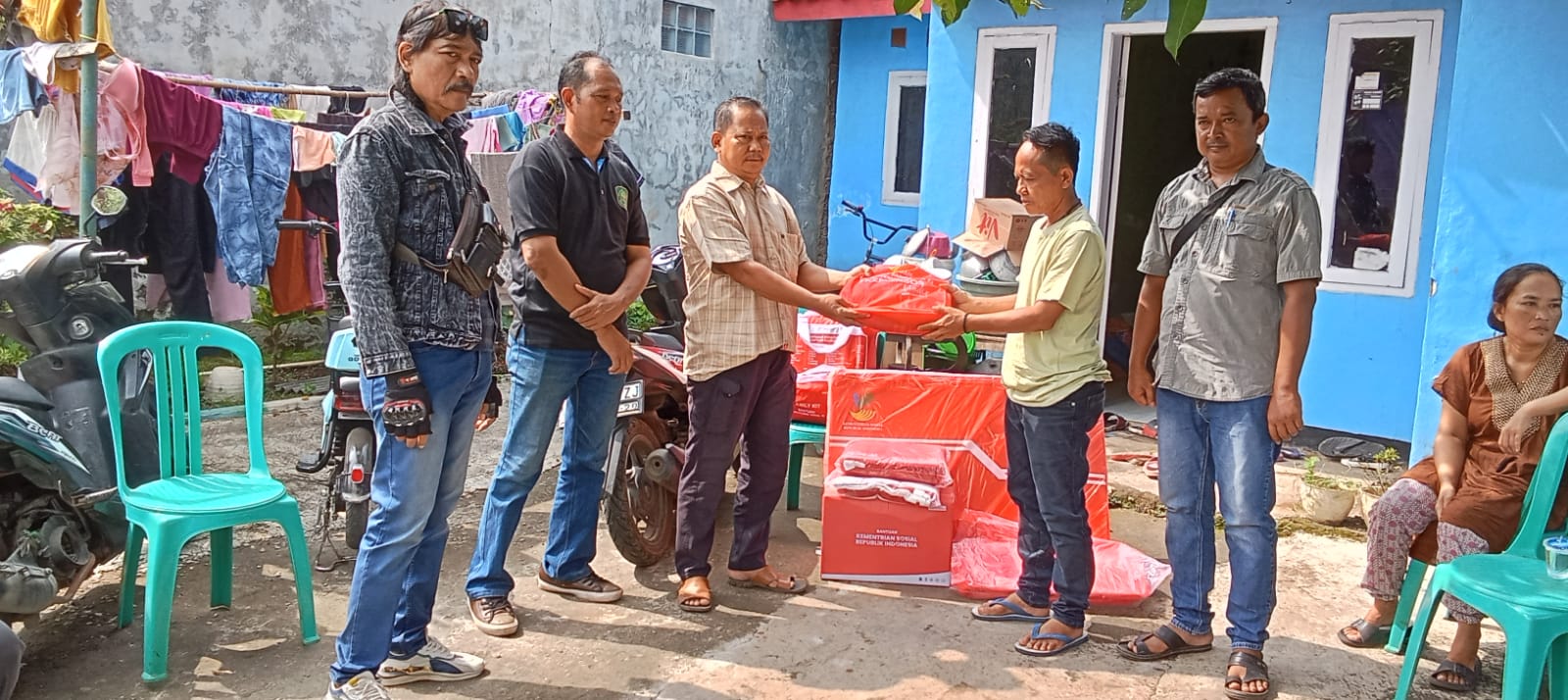 Pemkab Subang melalui Dinas Sosial Berikan Bantuan pada Korban Musibah Kebakaran di Kmp. Rancabango Desa Sukamulya Kecamatan Pagaden Subang