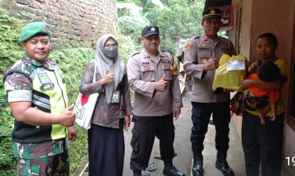 Penanggulangan Stunting, Kapolsek Congeang Berikan Vitamin Kepada Warga
