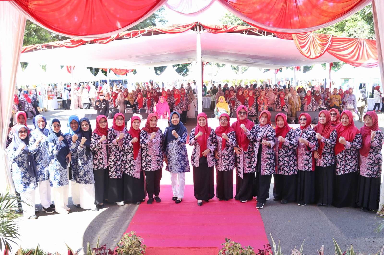Penasehat DWP Kab. Subang Ny. Rosnelly Imran Membuka  Lomba Karaoke Religi DWP Bazar Ramadhan