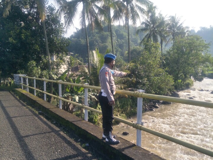 PENGECEKAN DEBIT AIR SUNGAI ANTISIPASI BENCANA BANJIR DI KECAMATAN TANJUNGSIANG KABUPATEN SUBANG