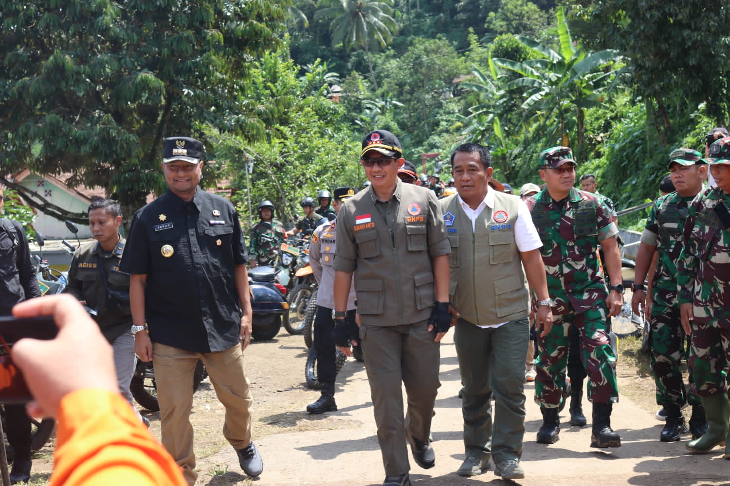 Penjabat Bupati Subang dampingi Kepala BNPB RI ke Bencana Longsor Wisata Air Cipondok Kasomalang Subang