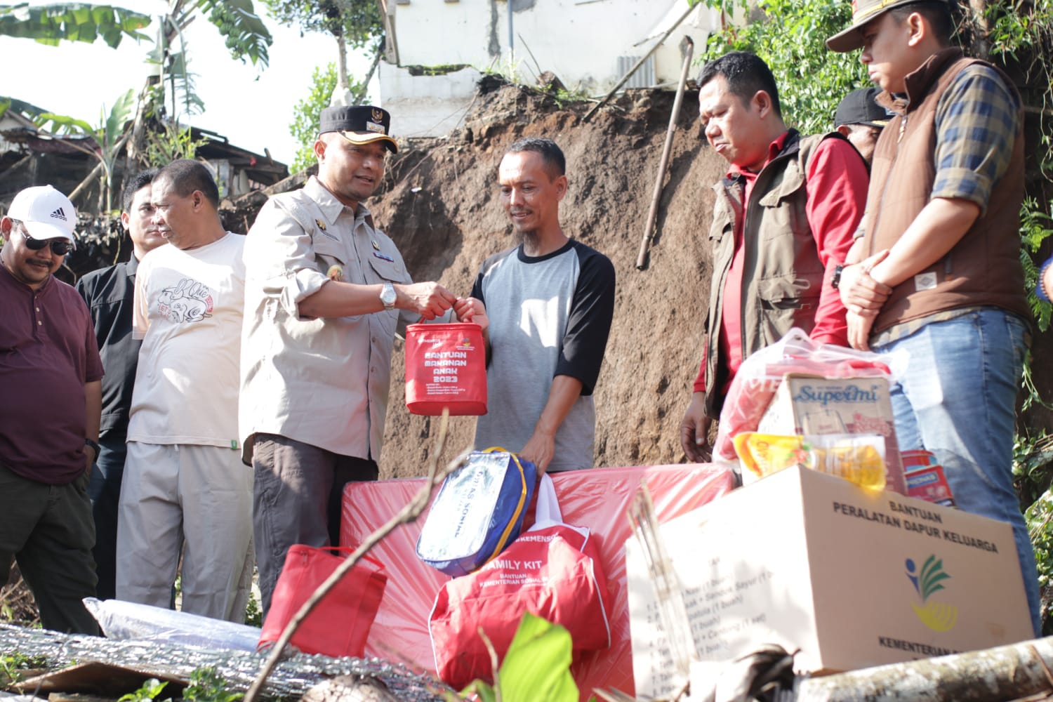 Penjabat Bupati Subang Serahkan Bantuan Sembako ke Korban Tanah Longsor