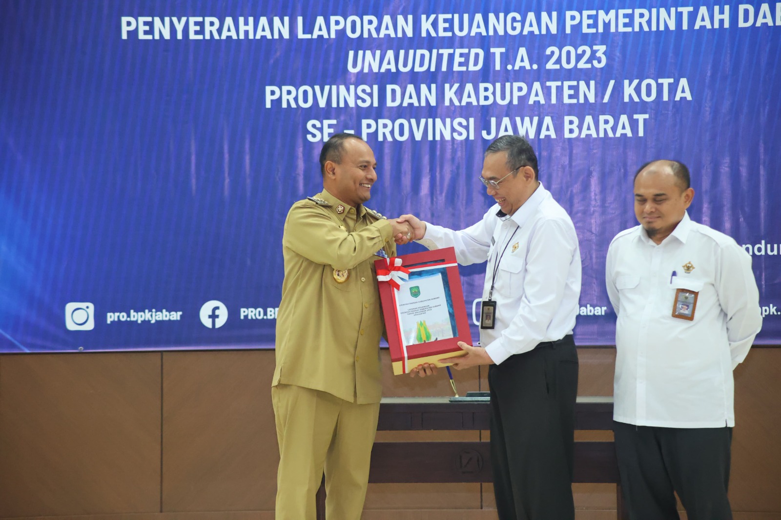 PENJABAT BUPATI SUBANG SERAHKAN SECARA LANGSUNG LKPD TA 2023