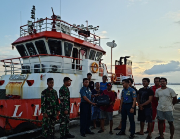 Penyerahan Hasil Pemeriksaan kapal  TB. L.Maritime/BG. Surya Mas dari KRI Ajak-653 Koarmada II kepada Lanal Kendari
