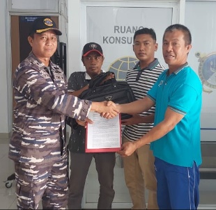 Penyerahan Kapal TB.L.Maritim/Bg Surya Mas Hasil Pemeriksaan Dari Lanal Kendari Ke KSOP Kelas II Kendari