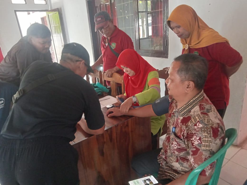 Perangkat Desa Sukamulya Pagaden Lakukan Cek Kebugaran Pemeriksaan Kesehatan