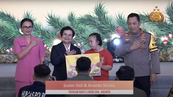 Perayaan Natal,Kapolri Jenderal Listyo Sigit Prabowo Menyerahkan Tali Kasih Kepada Anak Penyandang Disabilitas