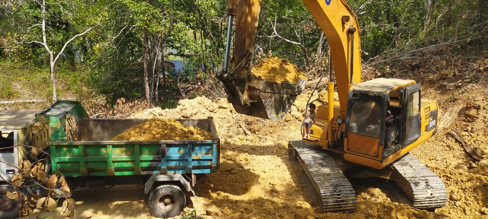 Percepat Pengerjaan Fisik, Satgas TMMD 118 Kodim Muna Kerahkan 2 Alat Berat