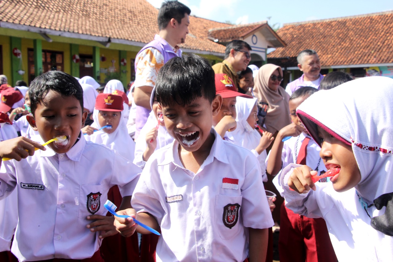 PERINGATAN HKGN, KANG AKUR HIMBAU EDUKASI SIKAT GIGI YANG BAIK DAN BENAR