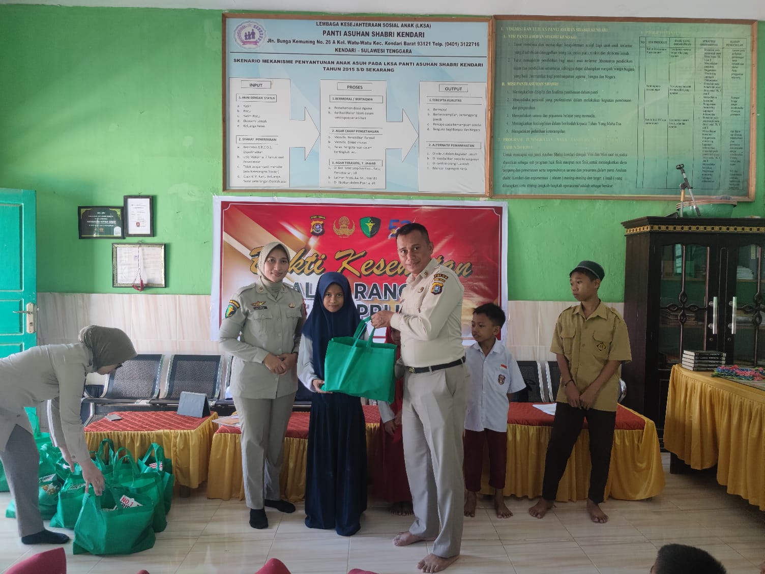 Peringatan HUT KORPRI ke-52: PNS Polda Sultra Berikan Santunan dan Layanan Kesehatan kepada Panti Asuhan Shabri Kendari