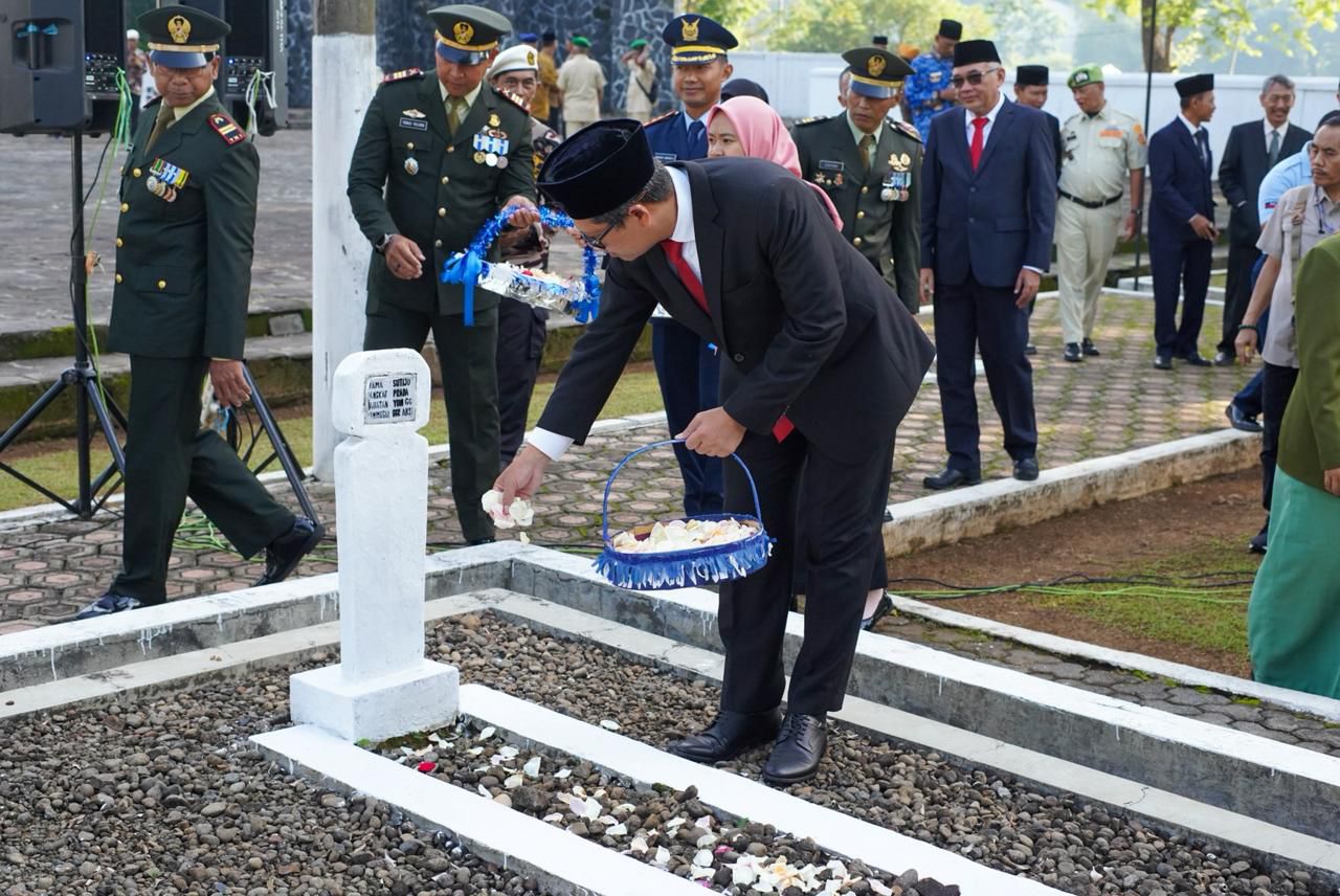PERINGATI HARI PAHLAWAN, WAKIL BUPATI SUBANG HADIRI ZIARAH NASIONAL DAN TABUR BUNGA