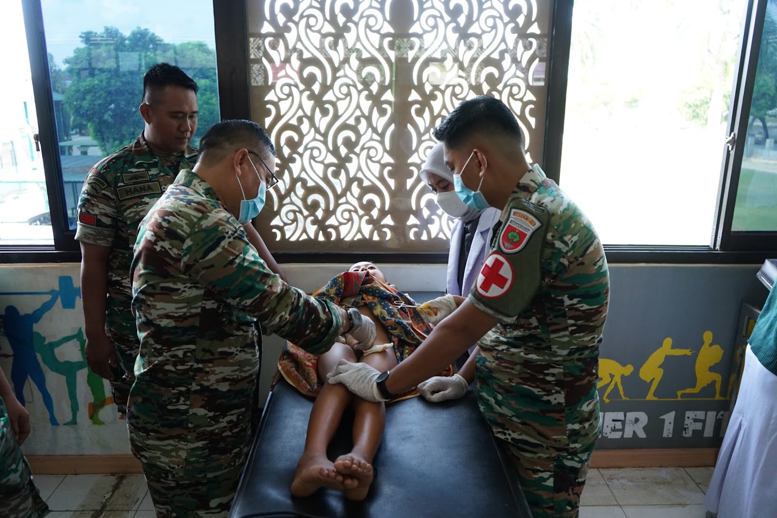 Peringati HUT Ke-79 TNI, TNI Sultra Gelar Bhakti Kesehatan di Makorem 143/HO