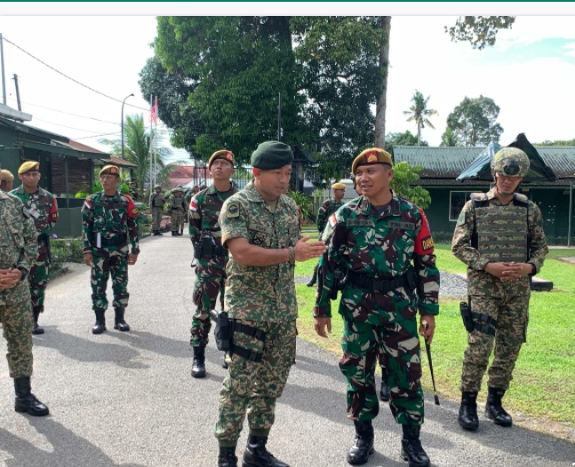 Perkuat Kerjasama Menjaga Perbatasan, Dansatgas Pamtas RI-Mly Yonarmed 16/TK bersama CO 11 RAMD Sambangi Pos Gabma di Malaysia