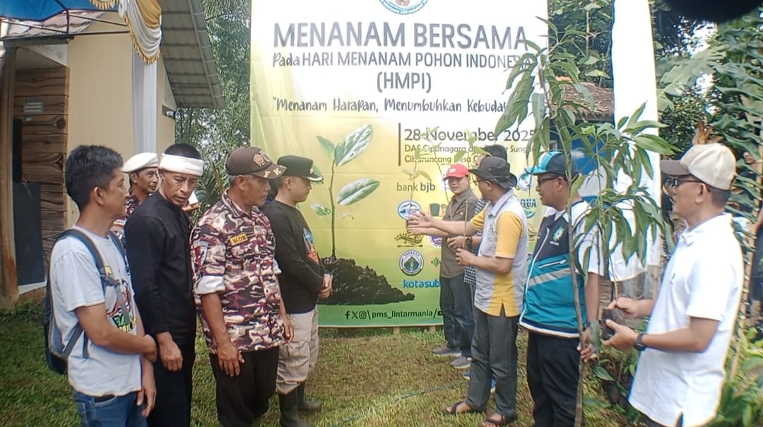 PERKUMPULAN MASYARAKAT SUNGAI LINTARMANIA PENANAMAM BERSAMA PADA HARI MENANAM POHON INDONESIA (HMPI)