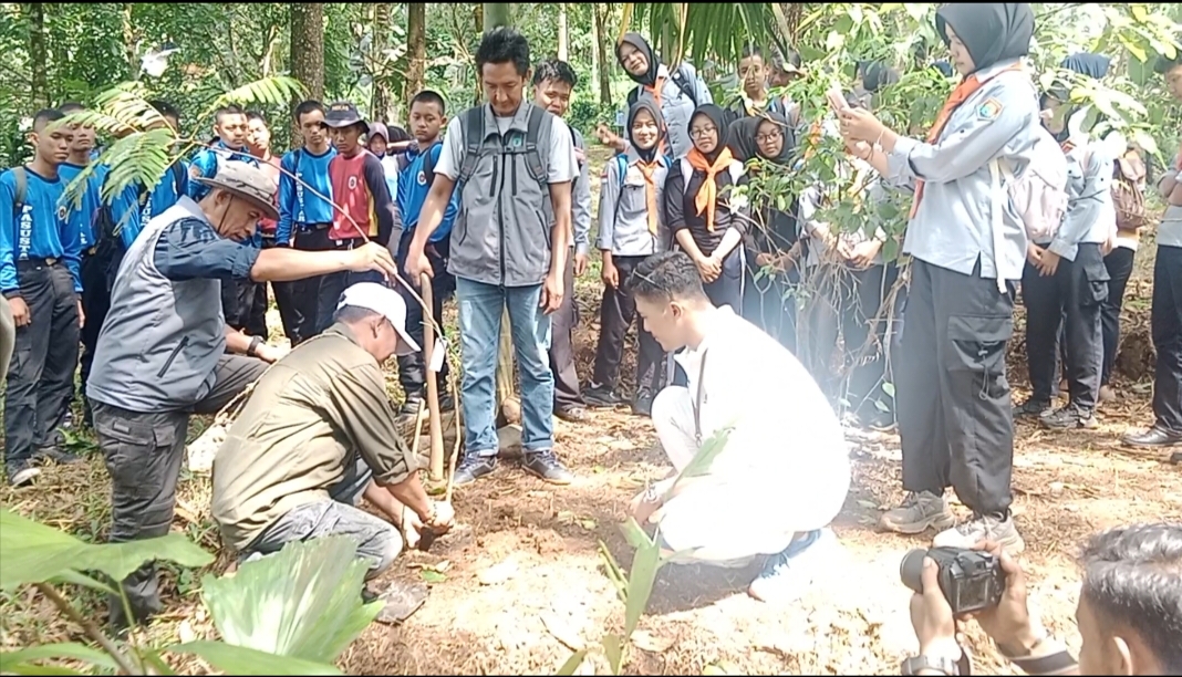 PERKUMPULAN MASYARAKAT SUNGAI LINTARMANIA (PMSL) INISIASI PROGRAM CUR RESTORASI HULU DAS CIPUNAGARA BERBASIS KOMUNITAS
