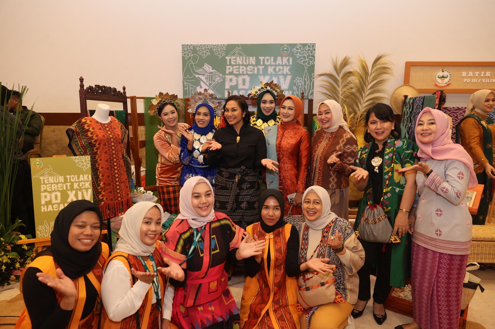 Persit Persatuan Istri Prajurit KODAM XIV/Hasanuddin Tampilkan Kreasi Tenun Khas Tolaki untuk Program #PersitBisa