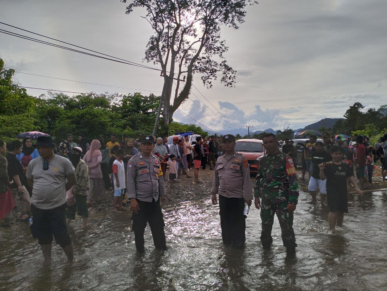Personel Koramil 1430-02/Asera  Bersama Polsek Asera Bantu Evakuasi Warga Akibat Banjir