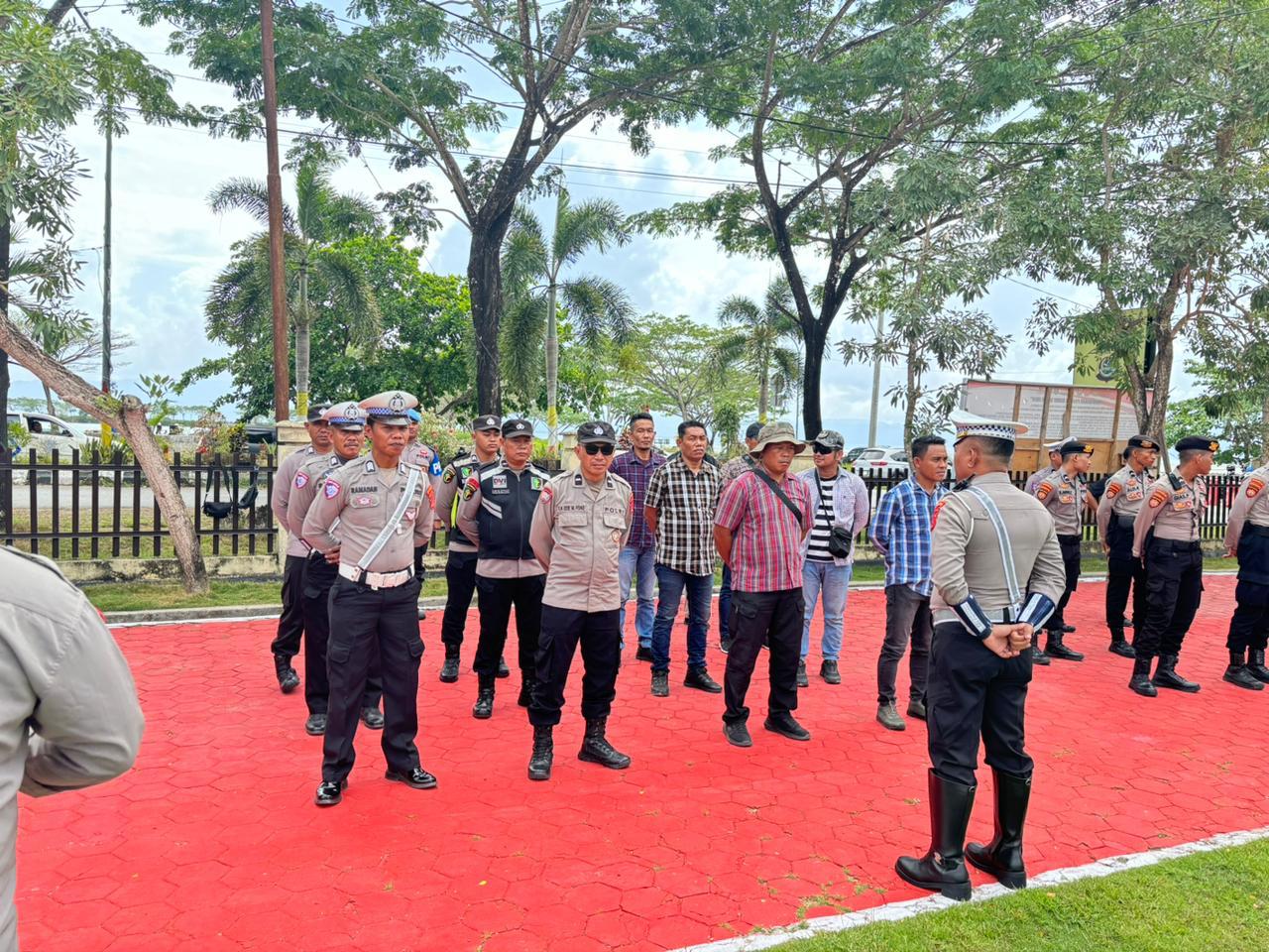 Personel OMP 2024 Polres Muna Gelar Apel Kesiapan Pengamanan Kampanye Calon Gubernur dan Wakil Gubernur di Zona C