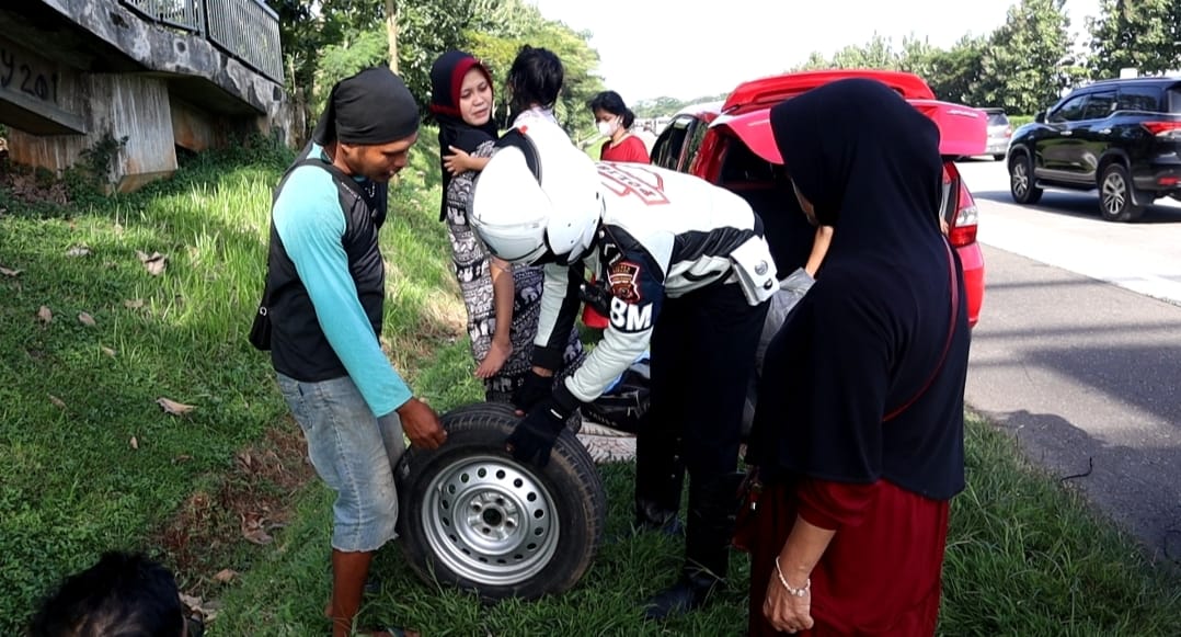 Personel Sat Lantas Polres Subang Bantu Pemudik Alami Ban Bocor di Tol Cipali Subang