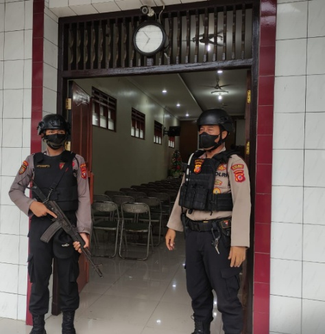 Personil Gabungan Polri  Laksanakan Pengamanan Kegiatan Ibadah Natal Pada Gereja