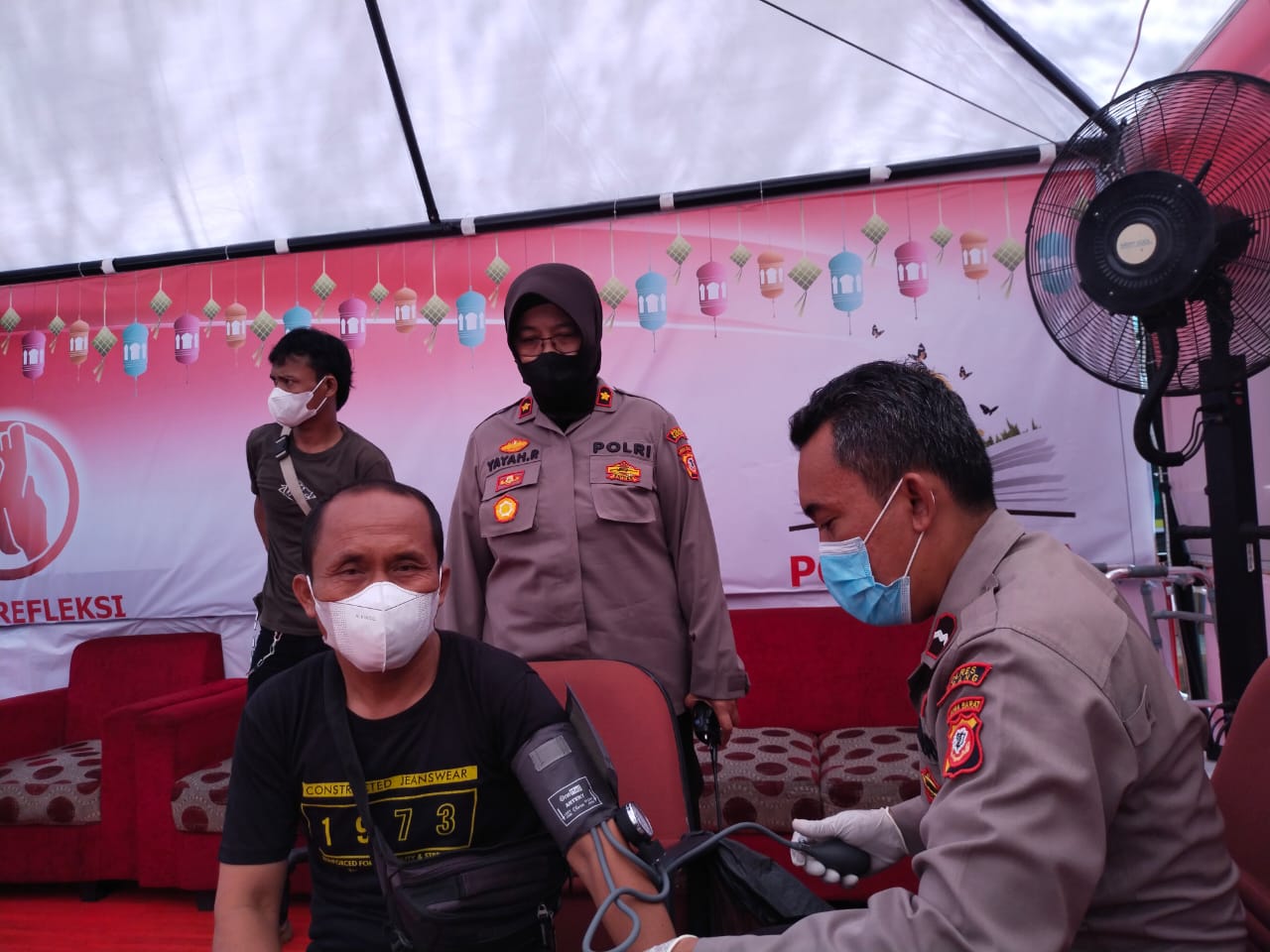 Personil Polres Subang Terjun Dalam Giat Vaksinasi Diterminal Subang