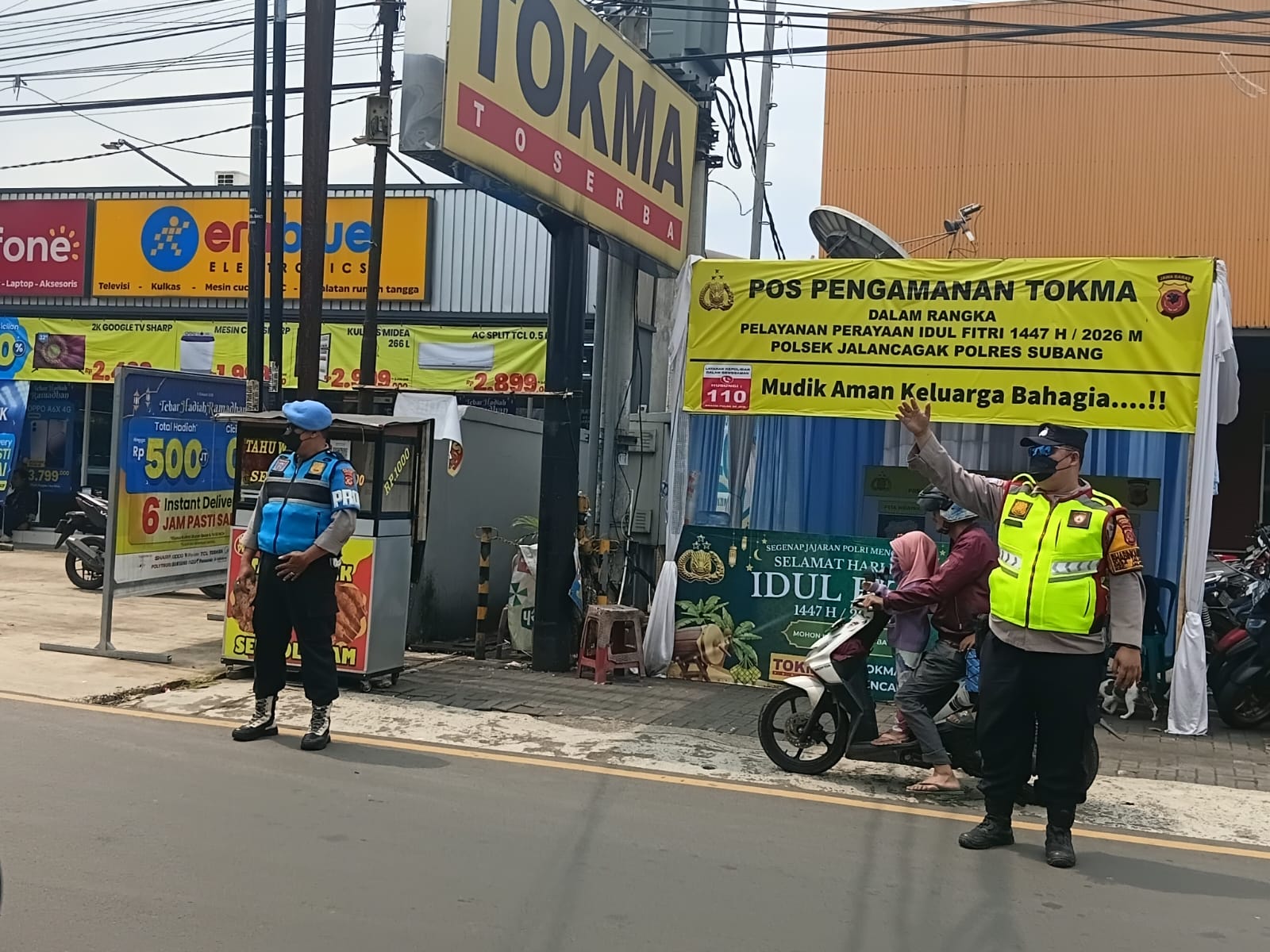 Personil Polsek Jalan Cagak Atur Lalulintas Di Kawasan Simpang Tokma Jalan Cagak