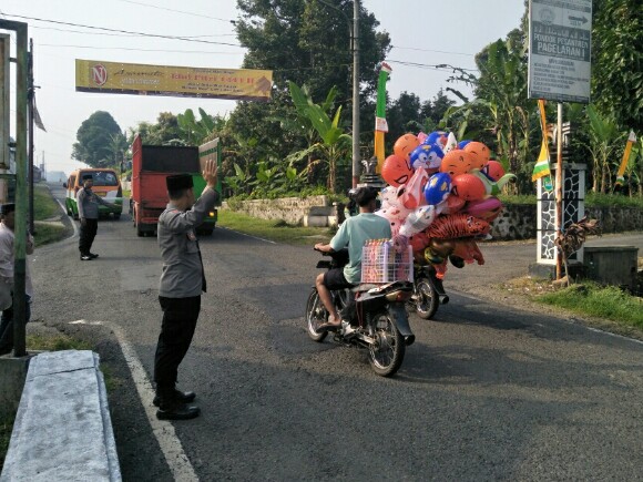 Personil Sabhara Polsek Tanjungsisng, melaksanakan pengaturan pagi arus lalu lintas di pertigaan jalan Cimeuhmal - Tanjungsiang