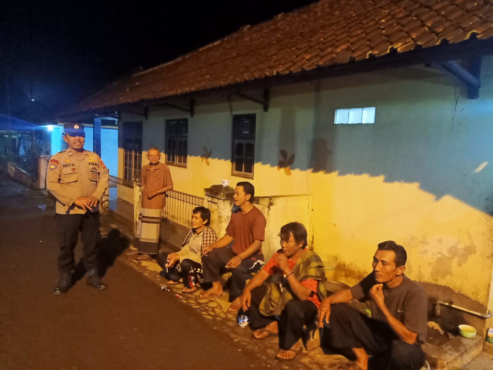 PIKET POLSEK TANJUNGSIANG LAKSANAKAN PATROLI DIALOGIS DAN HIMBAUAN KAMTIBMAS KEPADA MASYARAKAT TANJUNGSIANG