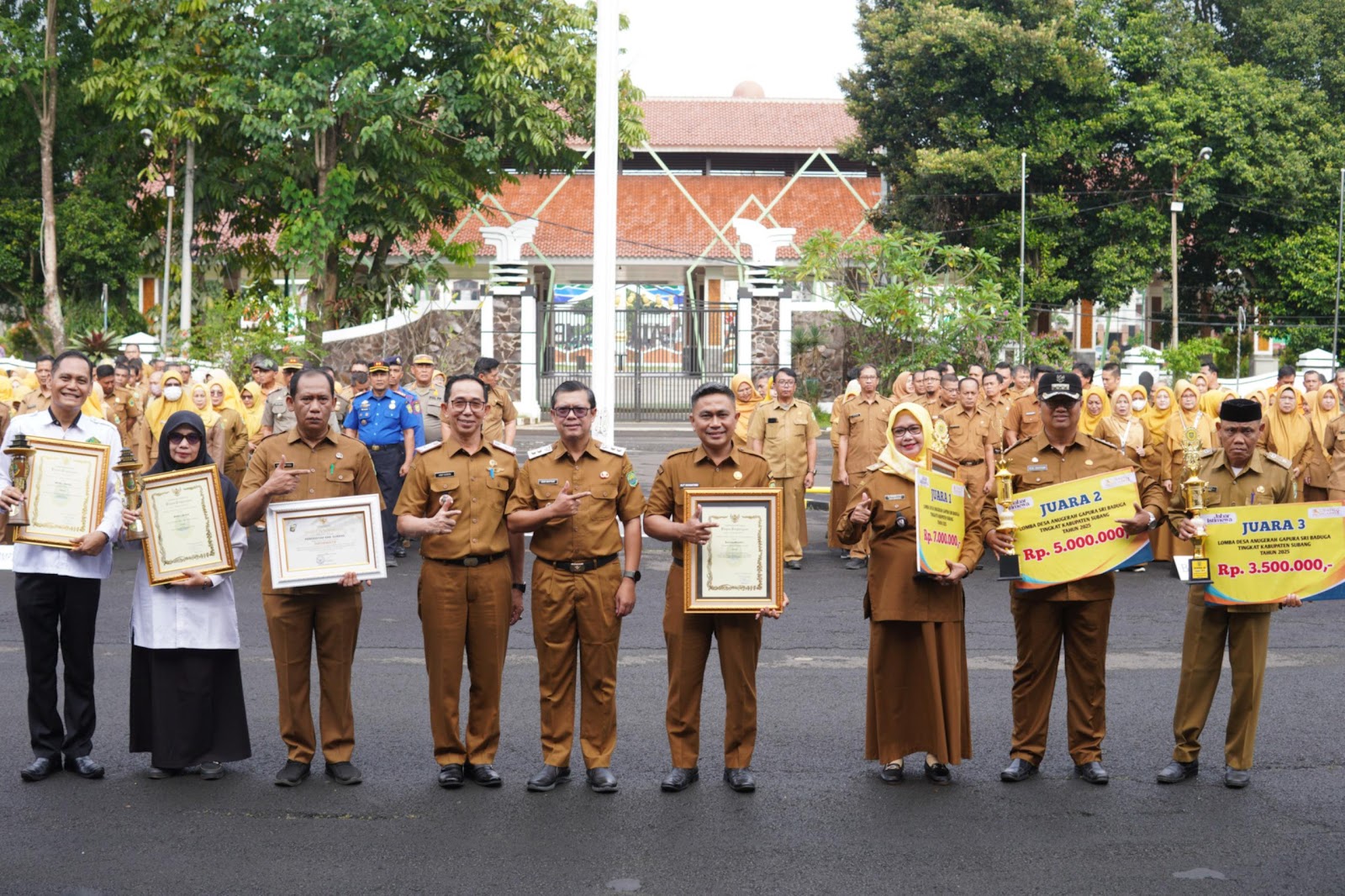 PIMPIN APEL GABUNGAN PERDANA 2026, WAKIL BUPATI SUBANG TEGASKAN ASN SUBANG HARUS MEMBERI SOLUSI