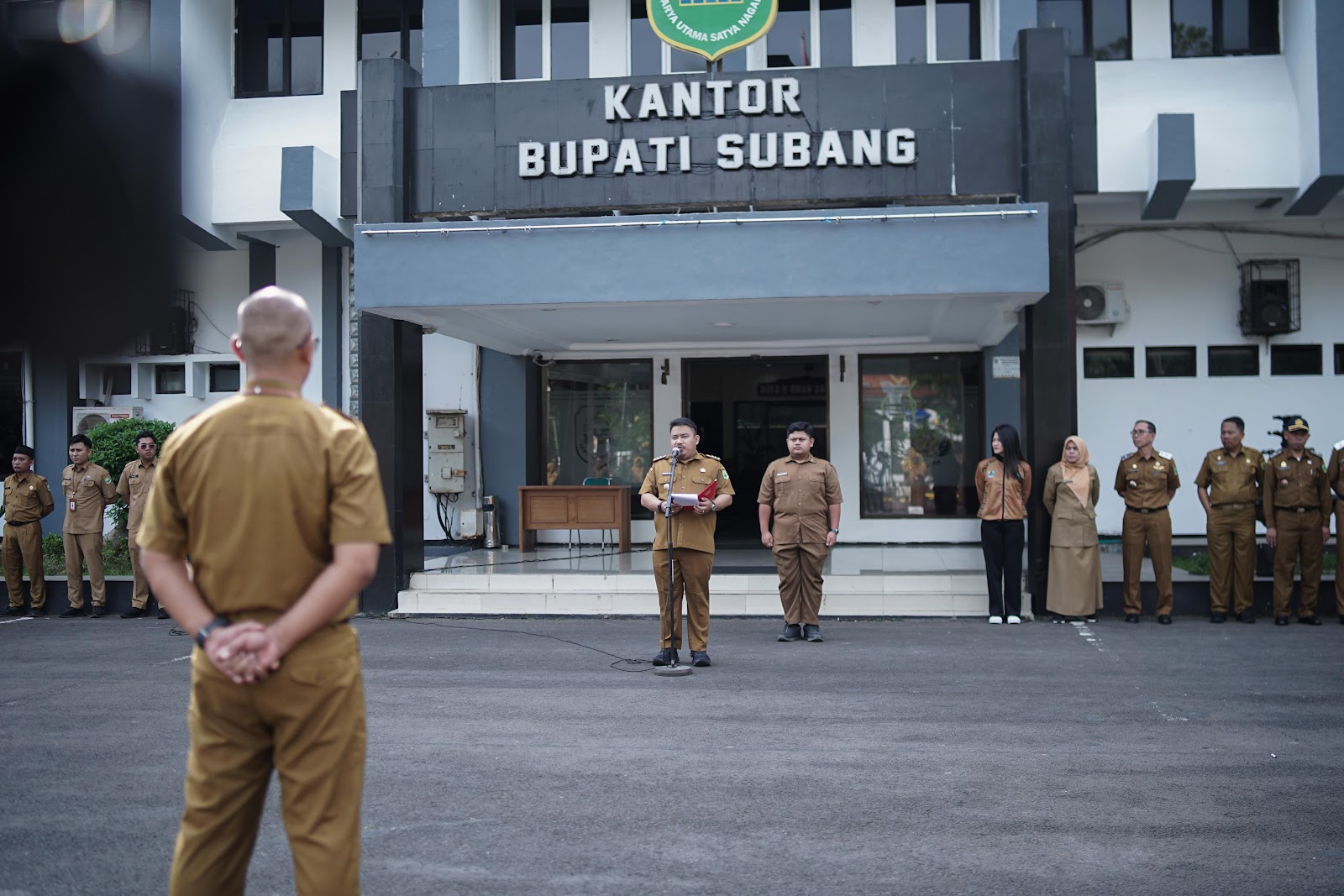 PIMPIN APEL PAGI DAN PELEPASAN ATLET, BUPATI SUBANG TEGASKAN INTEGRITAS ASN DAN SPORTIVITAS