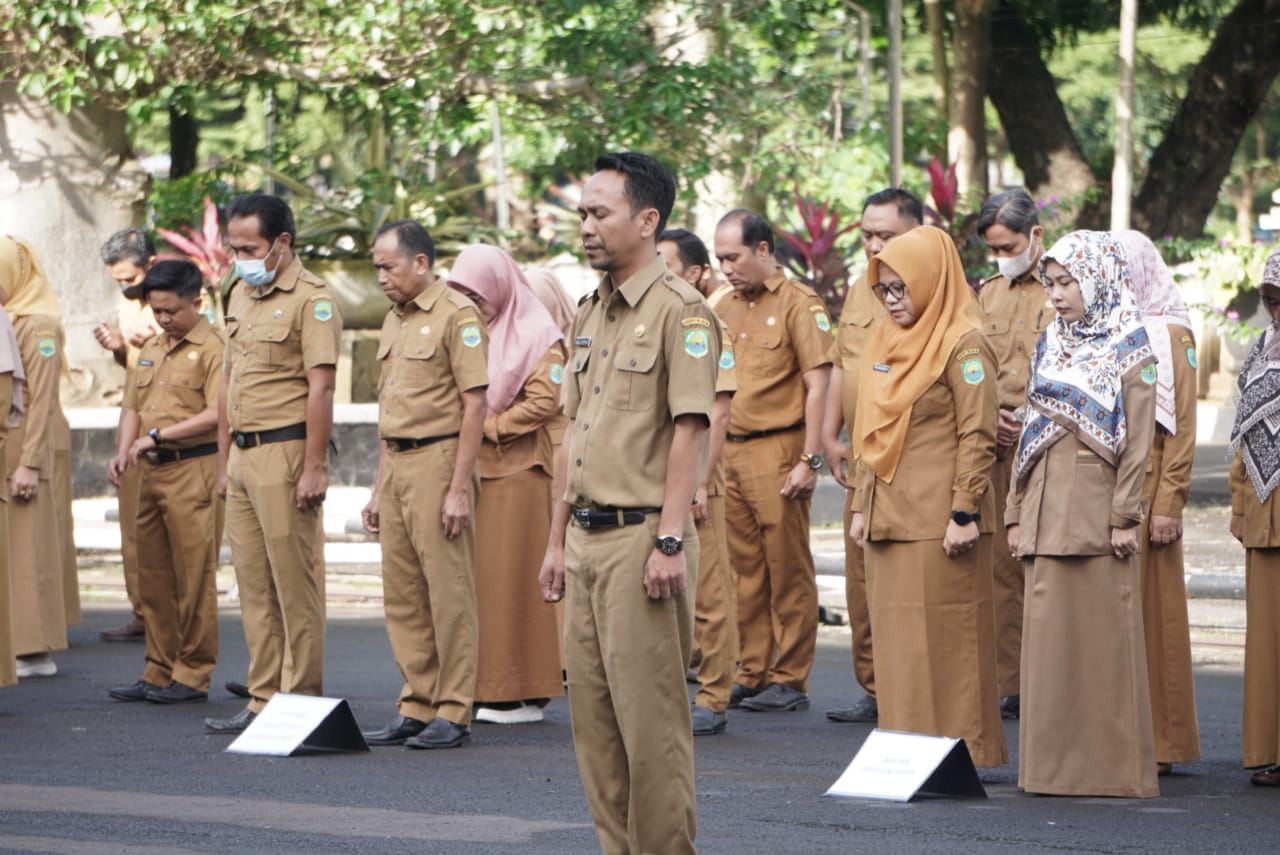 Pimpin Apel Pagi, Kang Akur Berpesan Agar Para ASN menjadi Pionir Kebersihan di Lingkungan Masing-Masing