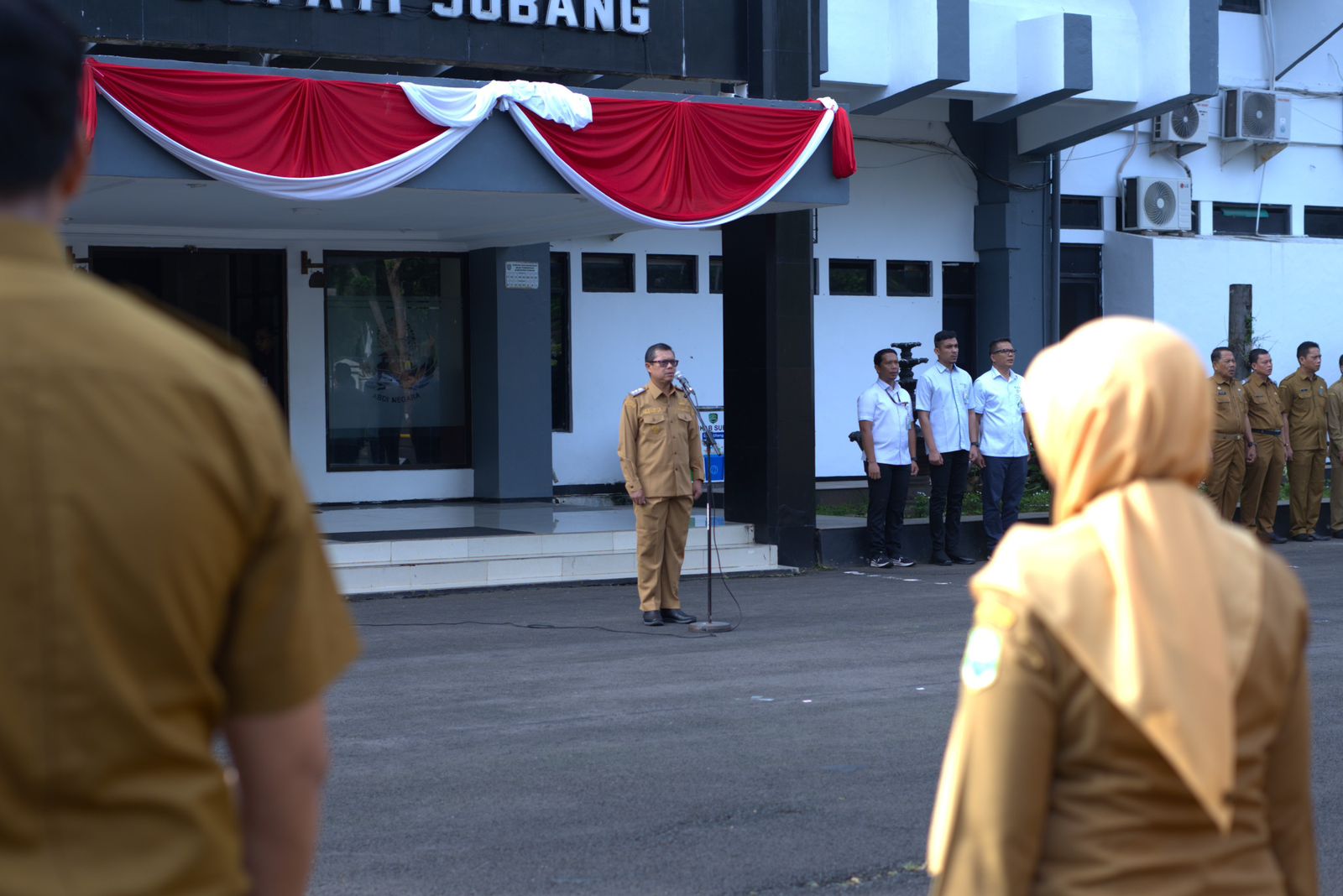 PIMPIN APEL PAGI, WAKIL BUPATI SUBANG LEPAS KONTINGEN PORPROV DAN SERAHKAN SANTUNAN BPJS KETENAGAKERJAAN