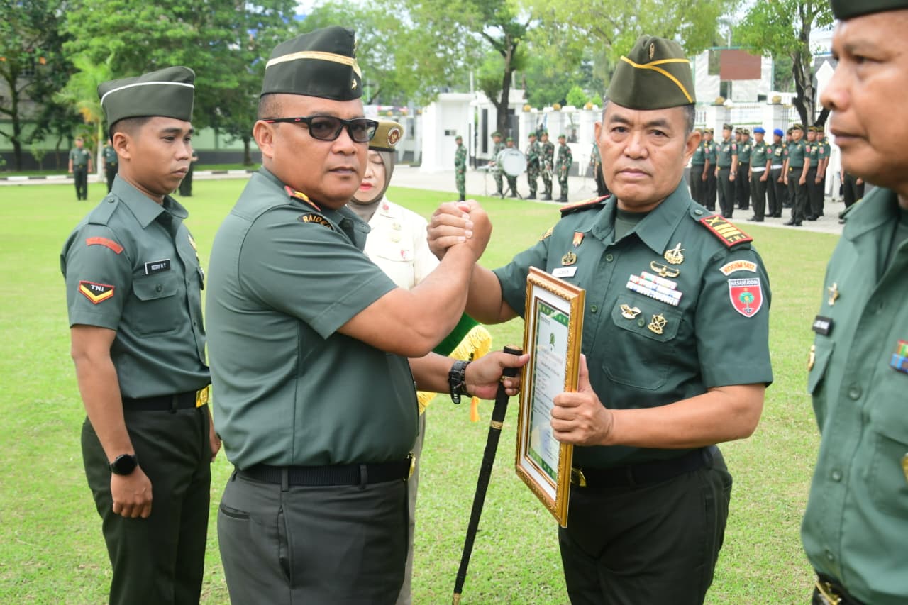 Pimpin Upacara dan Tradisi Purna Tugas Personel Korem 143/HO, Danrem 143/Halu Oleo : Purna tugas bukanlah akhir dari pengabdian