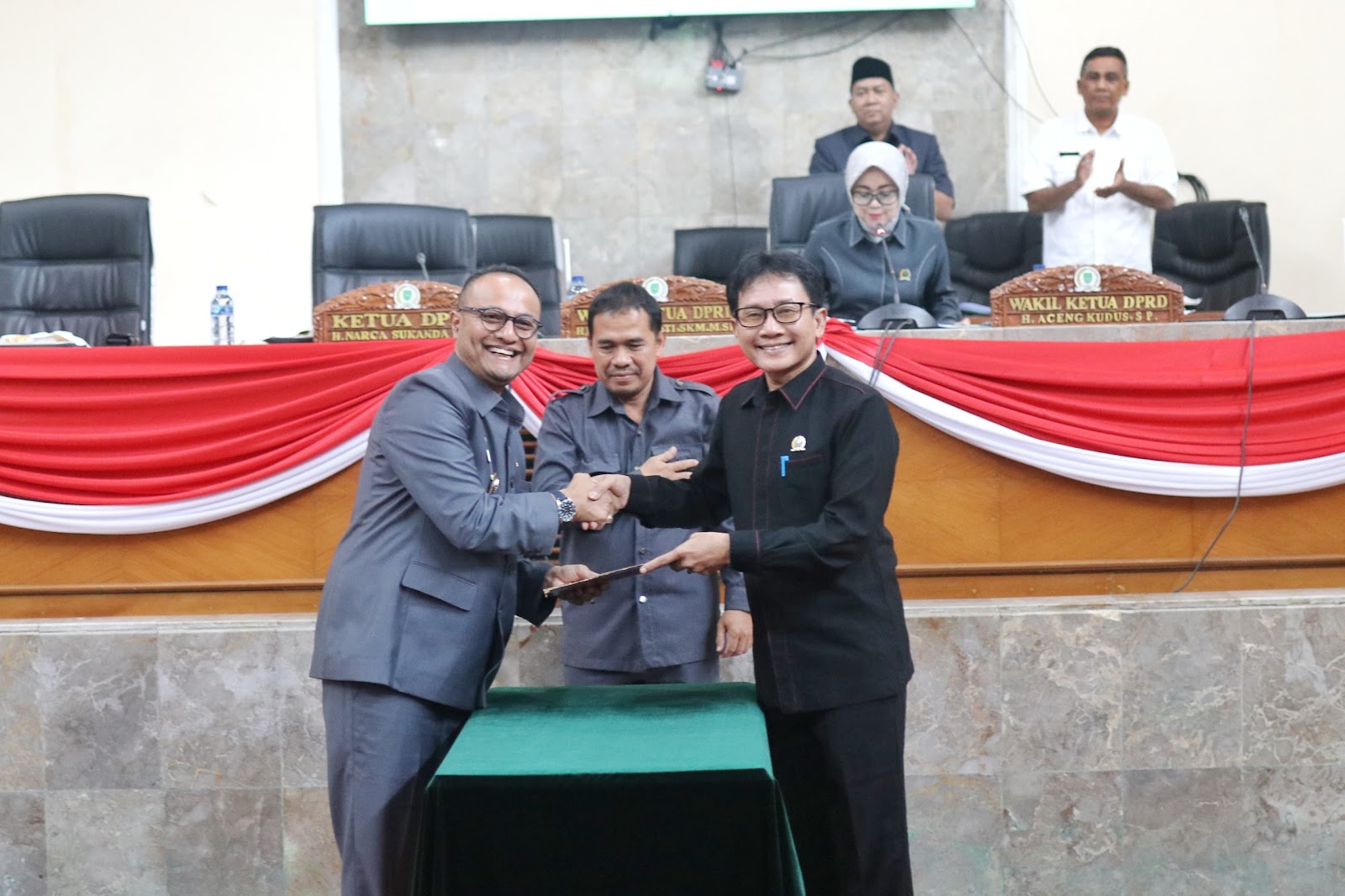 Pj. Bupati Hadiri Rapat Paripurna, Bahas beberapa Raperda