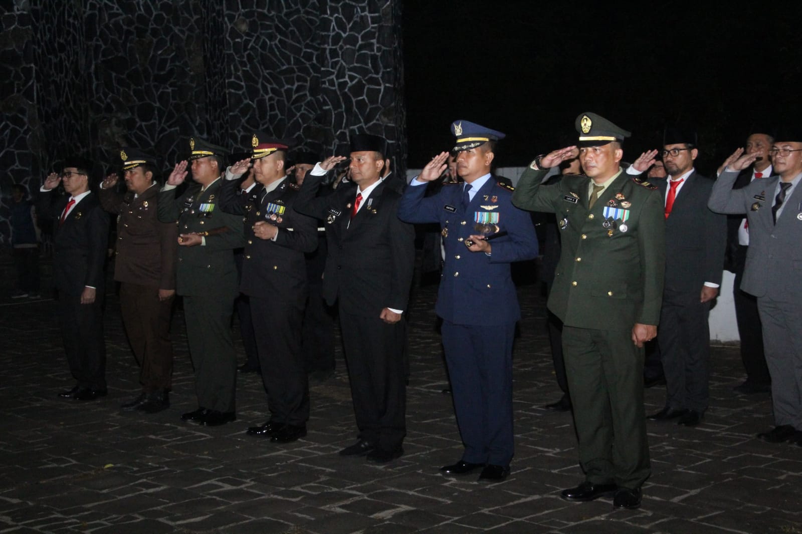 Pj. Bupati Ikuti Upacara Apel Kehormatan dan Renungan Suci Di Taman Makam Pahlawan