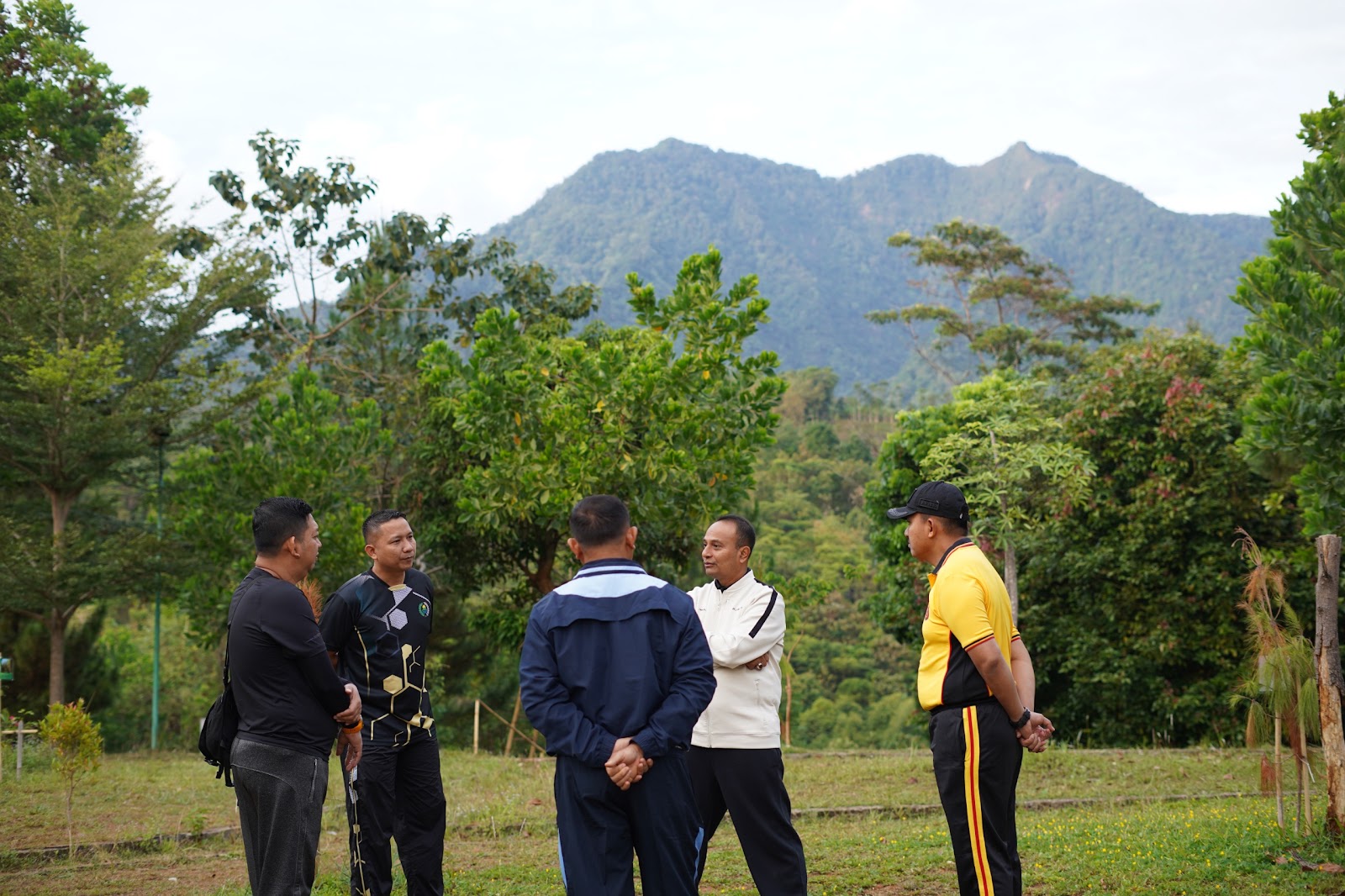 Pj Bupati Subang bersama Forkopimda Melakukan Penanaman Pohon di Bukit Pamoyanan