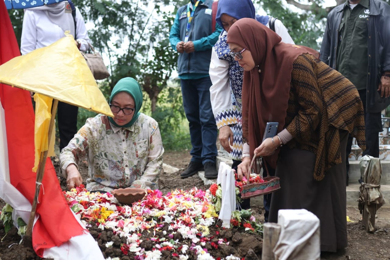 PJ BUPATI SUBANG DAMPINGI MENTERI PPPA RI BERTAKZIAH KE RUMAH ALBI