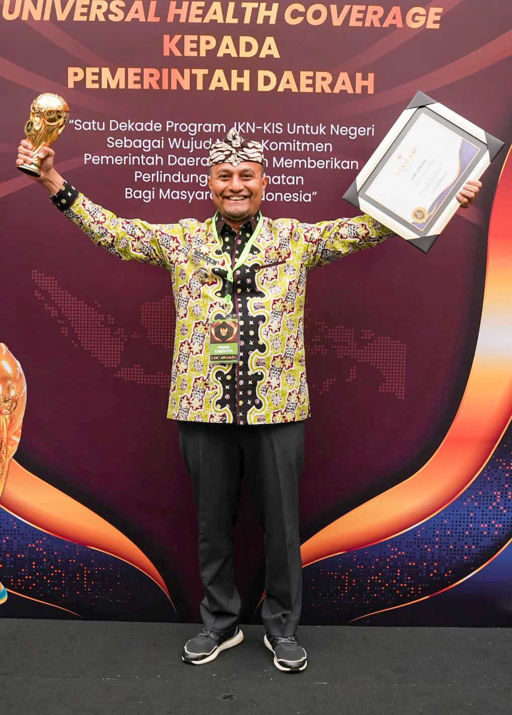 Pj. Bupati Subang Dr. Drs. Imran, M.Si., MA.Cd Terima Penghargaan Universal Health Coverage (UHC) dari Menko PMK