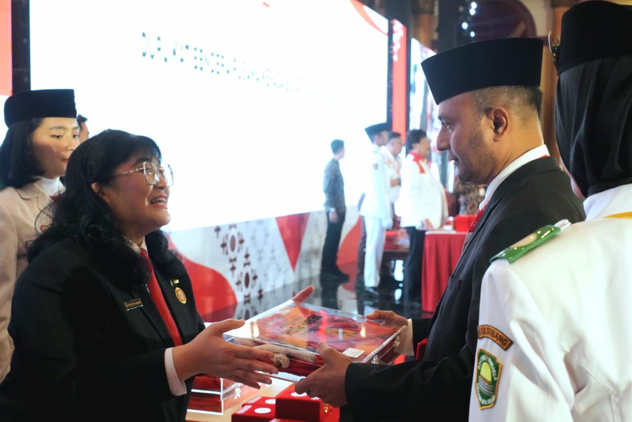 Pj. Bupati Subang Hadiri Penyerahan Duplikat Bendera Pusaka