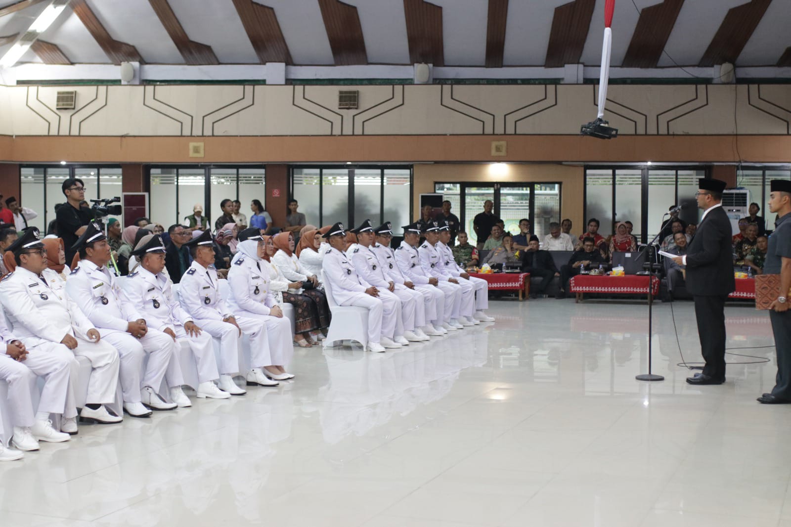 Pj. Bupati Subang Lantik dan Ambil Sumpah Jabatan Kepala Desa terpilih dan Kepala Desa PAW