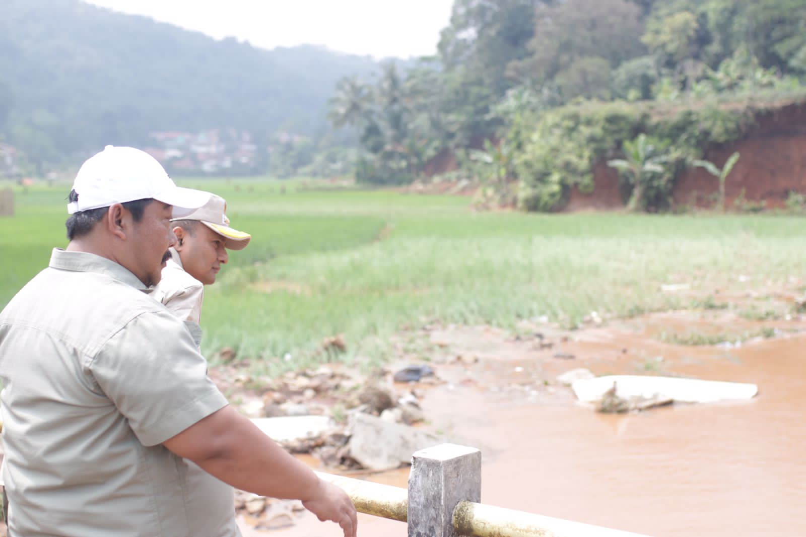 Pj. Bupati Subang Meninjau Lokasi Banjir Desa Cirangkong dan Jalur Curugagung menuju Kelurahan  Parung Subang