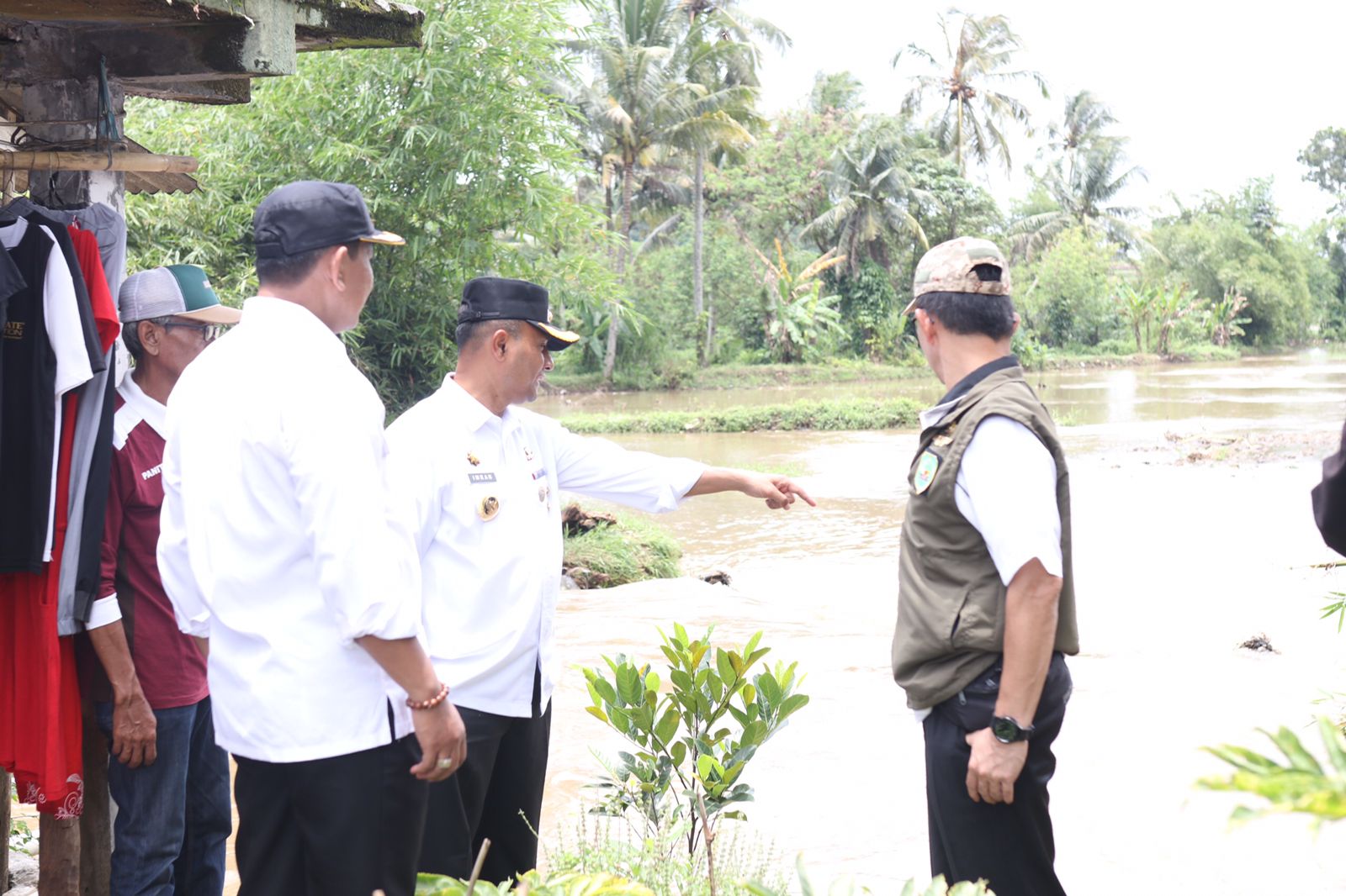 Pj. Bupati Subang meninjau Lokasi Longsor di Kp. Balenyengked-Tanjungwangi