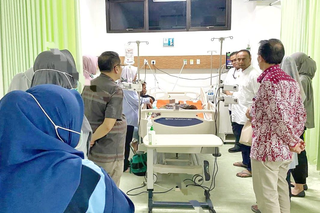 Pj. Bupati Subang Menjenguk dan Memberikan Bantuan Uang Tunai untuk Siswa Kelas 3 SD Korban Kekerasan di Sekolah